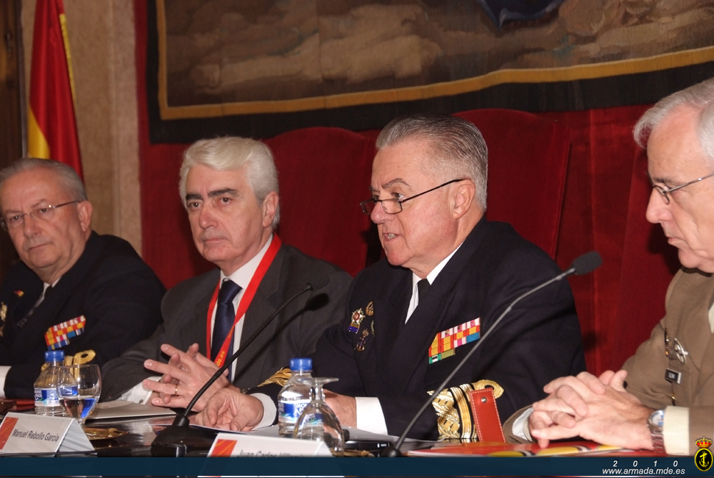 Los componentes de la mesa, el Almirante Jefe de Estado Mayor de la Armada, el director del Seminario, el Director General de Política de Defensa y el director del CESEDEN